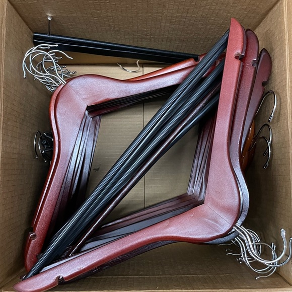 50 WOODEN HANGENRS set brown cherry wood - Picture 8 of 9